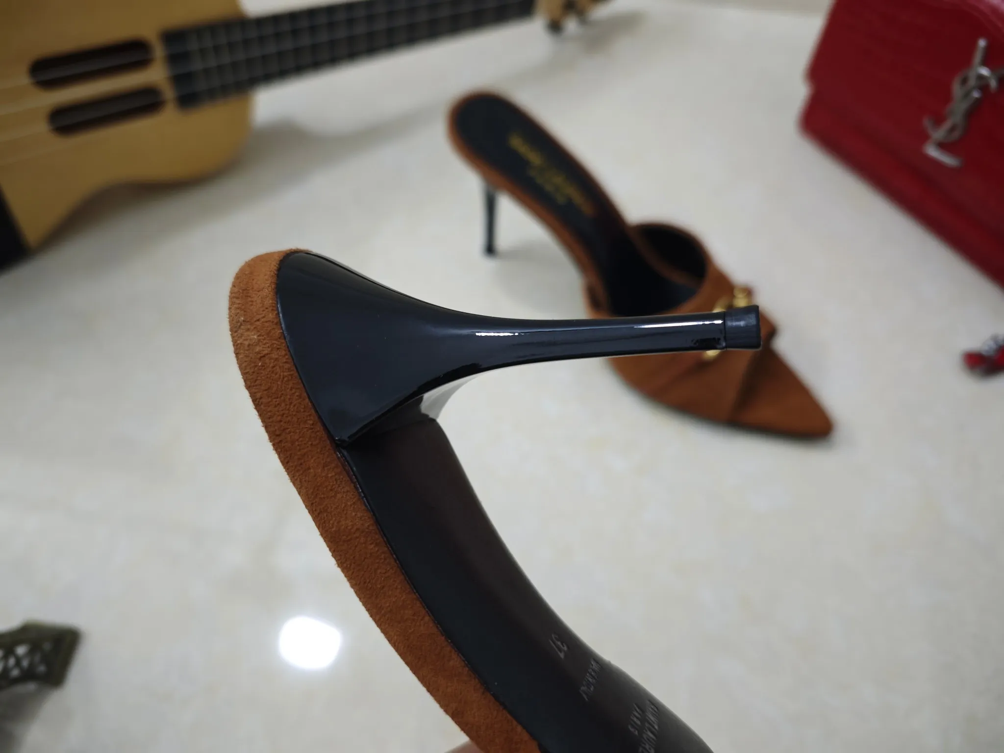 👟👟Ex-factory price 520👟👟【Saint Laurent】Yves Saint Laurent, stiletto heel YSL sandals💃2025 early spring counter synchronizes the latest styles, YSL, decoration👠 Classic and high-quality glamorous masterpieces, the hottest spring and summer series in the counter, with temperament, fashion, classic and attractive design style 😌The effect on the feet is particularly beautiful〰️, the materials are imported from Italy 🇮🇹Black sheep, lining, and foot pads; sheepskin, mid-heeled sandals, size 35-41 (34.41.42 must be customized, non-refundable) outsole; imported genuine leather outsole, with full counter packaging